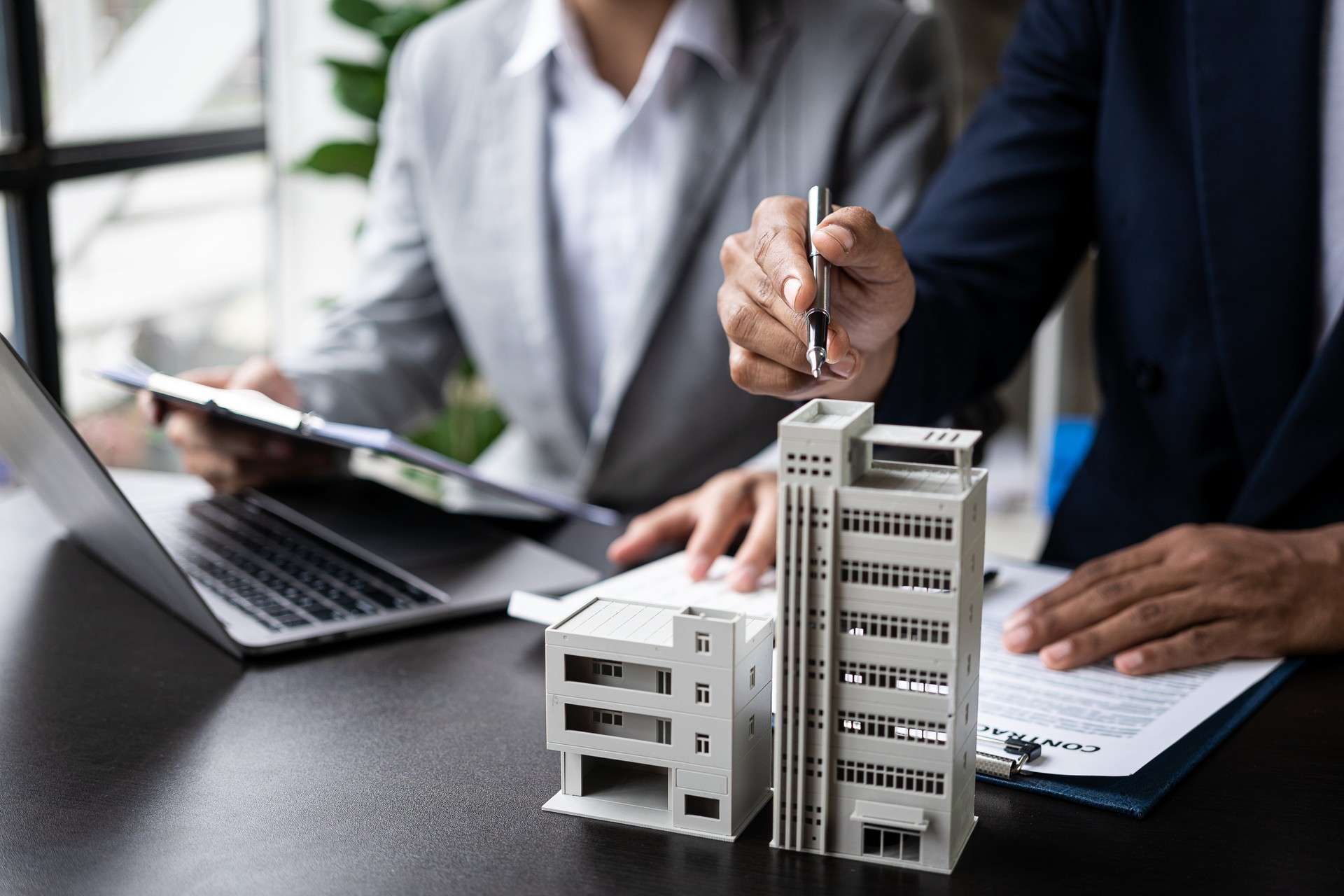 Home loan Expert giving advice for home loan application for process of home loan  to get fast approval.